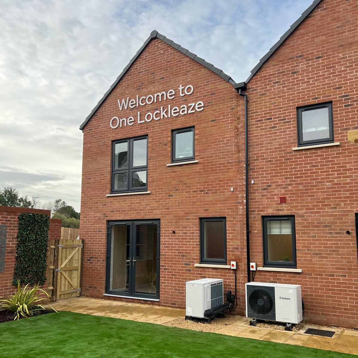 Fantastic to visit the first finished houses at One Lockleaze with @MarvinJRees & @TomRenhard 🏗️We're building 268 high-quality, sustainable homes here with @Countryside_PS 🏡55% will be mix of council housing & shared ownership Can't wait to welcome families into new homes!