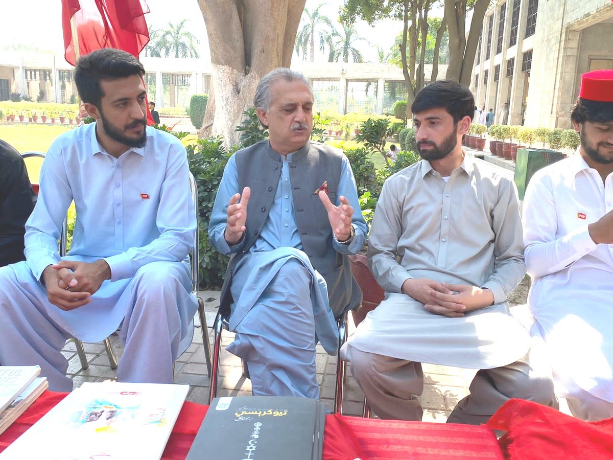 SyedAbuzzar's tweet photo. نن د پښتون سټوډنټس فیډریشن کرکیله پوښنتون له خوا را جوړ شوي ممبرشپ کیمپ کې ده ملګرو سره۔   
او ده باچا خان ټرسټ ډاریکټر وقار خټک صیب او د پښتون سټوډنټس فیډریشن خیبر پښتونخوا الیکشن کمیٹی صوبائی چیئرمین منصورزیب هم ګډون کړي وو۔  
#PSFAUP
#PSFMembershipCampaign2023 https://t.co/9qkq4KXXkS