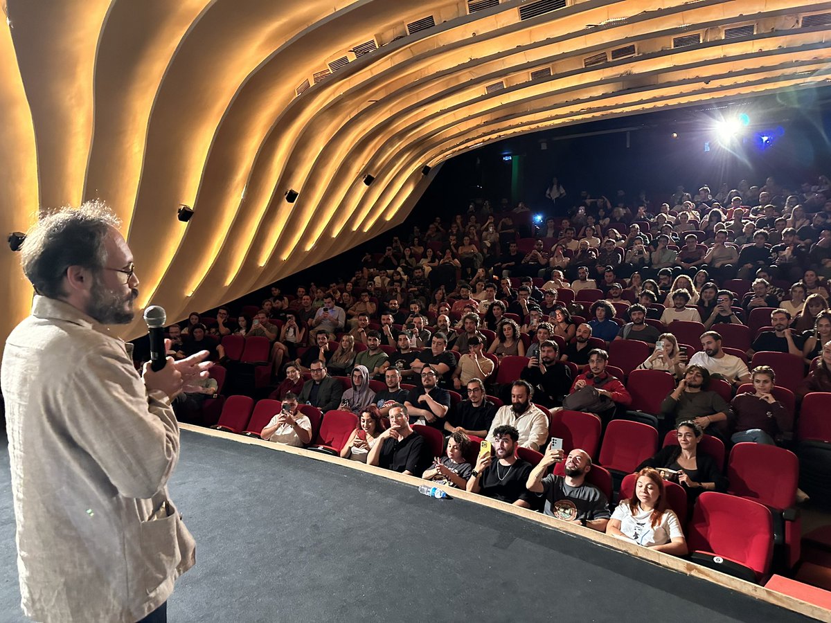 Nuri Bilge Ceylan imzalı Kuru Otlar Üstüne gösterimleri devam ediyor! Bu hafta da bazı seansların sonunda filmin oyuncularına denk gelebilirsiniz, bizden söylemesi. 😊 🕰️ 12.00, 13.00, 16.00, 17.00, 20.00 🎟️ Biletinial ve Gişe #KadıköySineması @Baska_Sinema @BirFilm