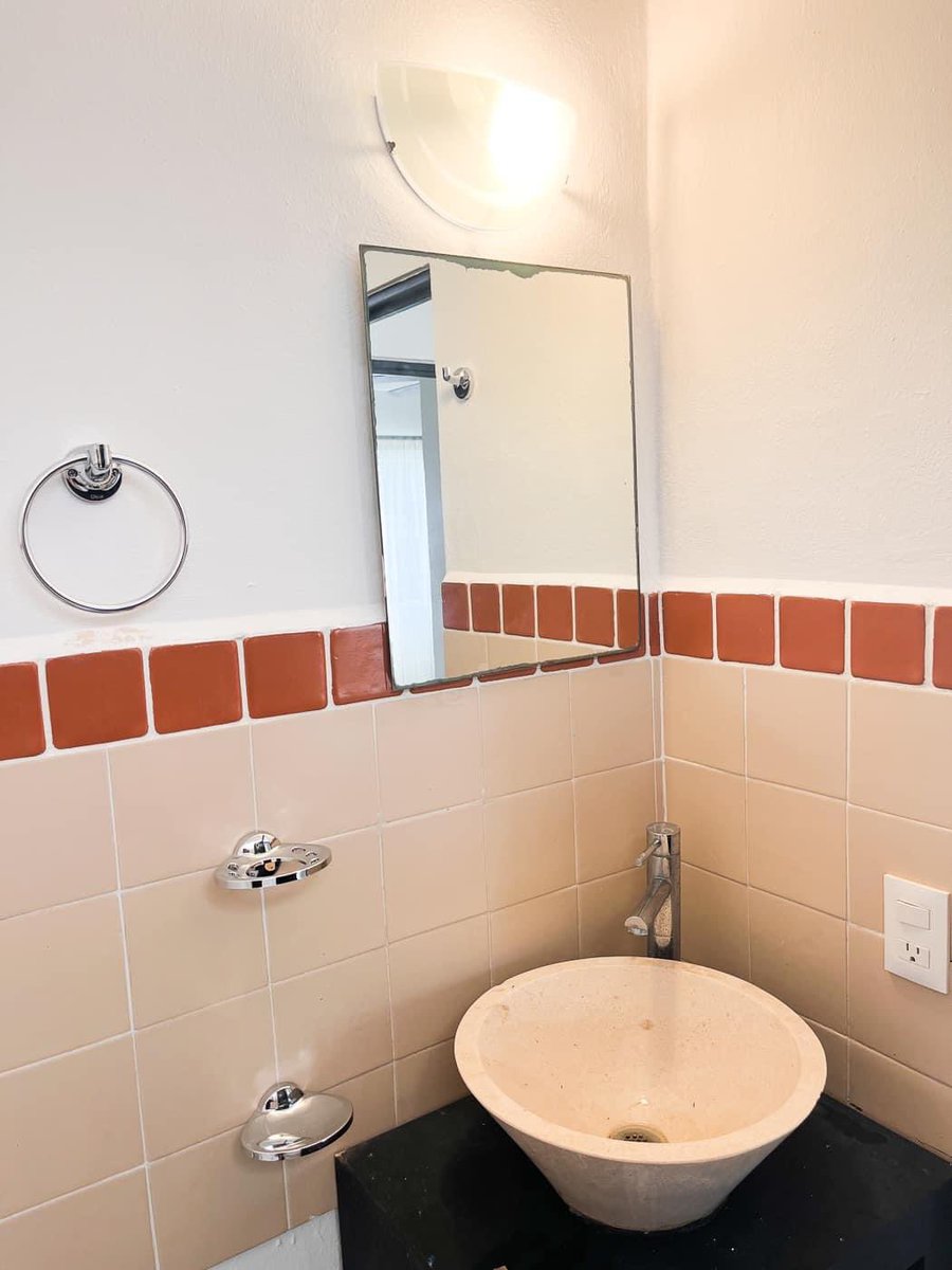 Se vende casa en Villas Tulum 🏠
4 habitaciones, 3 baños, alberca en área común.
135 m2 de construcción.

Precio: 245 mil dólares
Comisión compartida con Love Tulum Eco Love Tulum Eco Developments 3% más IVA para brokers.

Más información y citas al 9841318924