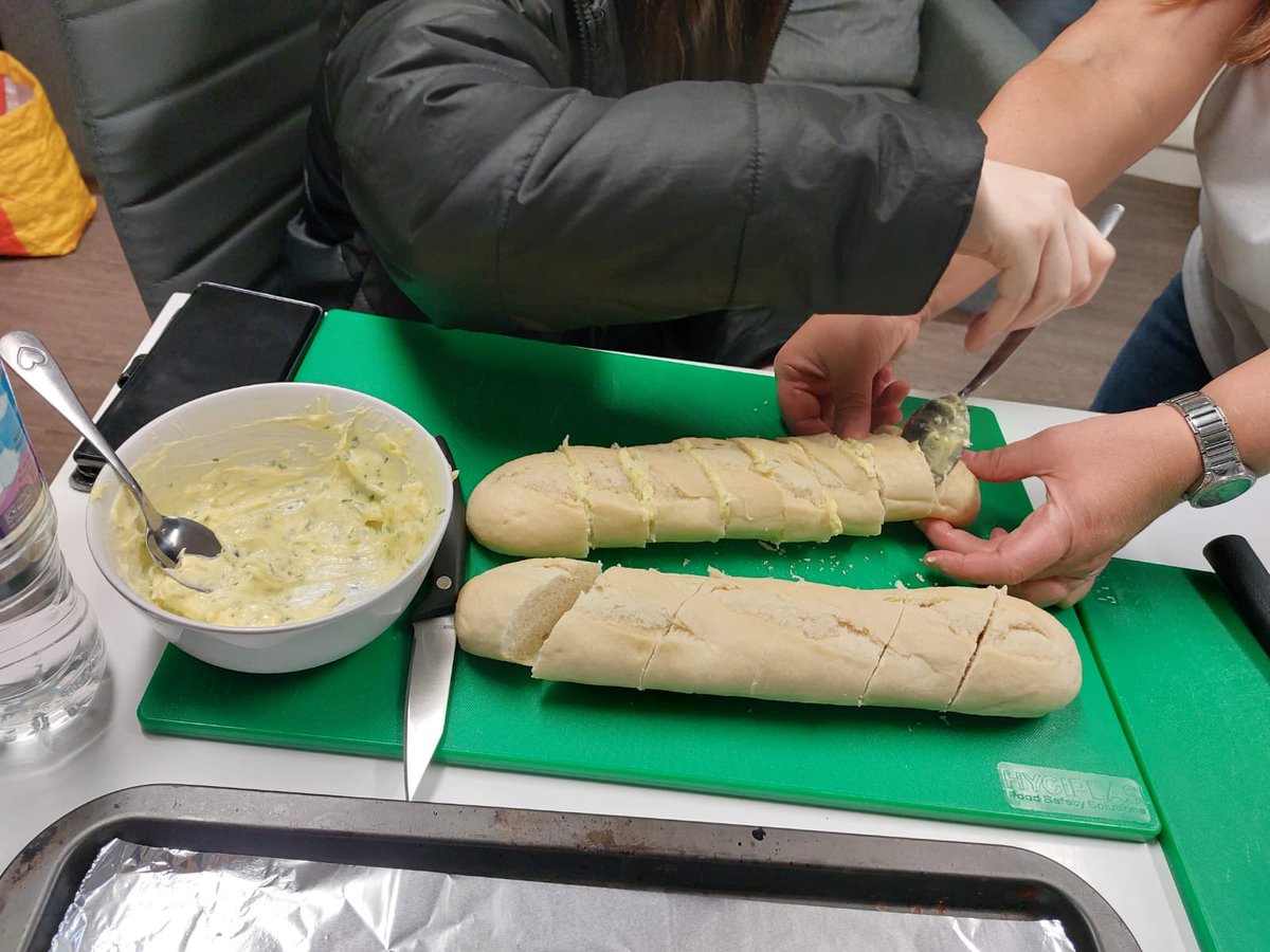Tenancy Award young people making great progress… thinking about the bigger picture and doing the practical cooking tasks 💷🥘📖. <a href="/stmodans_psd/">St Modan's PSD</a> <a href="/McLarenHigh/">McLaren High School 🏳️‍🌈</a> <a href="/ChampsStirling/">Stirling Champs</a>