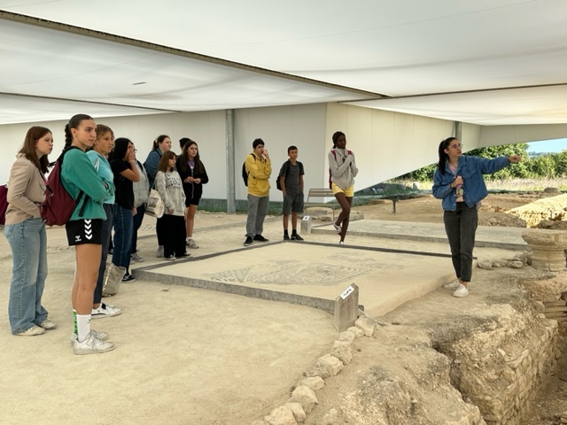 LycTheoGAUTIER's tweet photo. Visite de la villa gallo-romaine de Séviac et fouilles archéologiques pour les élèves latinistes du lycée. Pelles et pioches en action pour le plus grand plaisir des élèves : un accès à la culture qui demande un engagement physique!💪
@DSDEN65 https://t.co/PUOn8hUE1n
