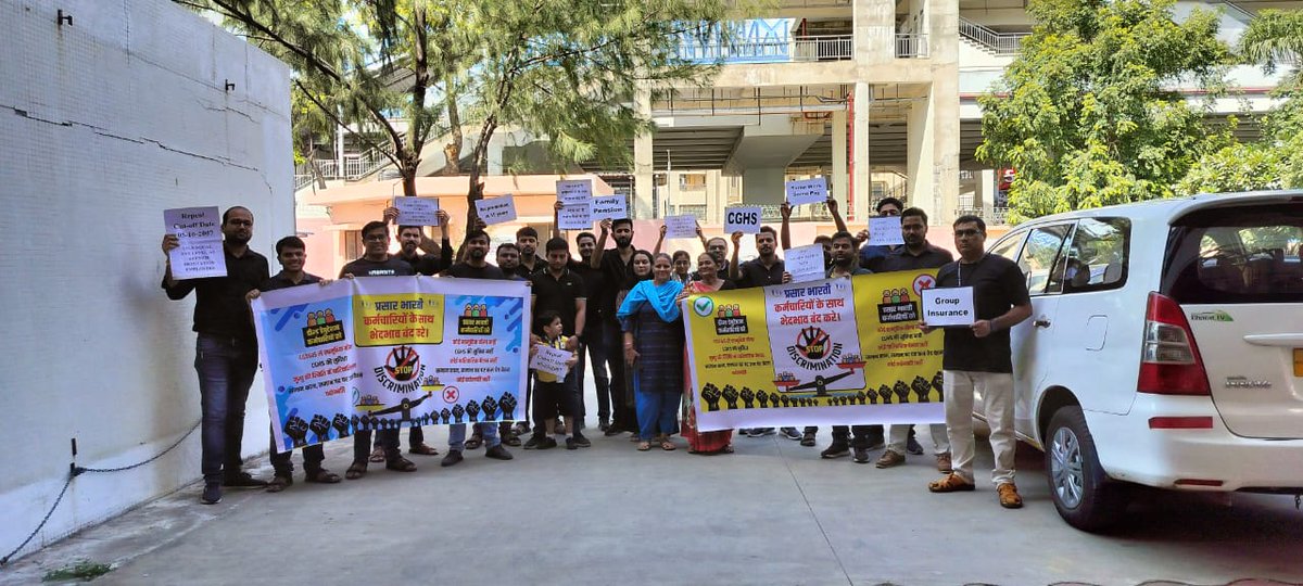 APBEE2018's tweet photo. प्रसार भारती के कर्मचारियों ने दूरदर्शन केंद्र अहमदाबाद में किया शांतिपूर्ण प्रदर्शन और 5 अक्टूबर को मनाया काला दिवस ।
#Stop_Discrimination_with_PB_Employees #blackday 
@prasarbharati @GauravDwivedi95 @DPSNegiMF @csrajan @DGDDNews https://t.co/wyCZ5yOgdC