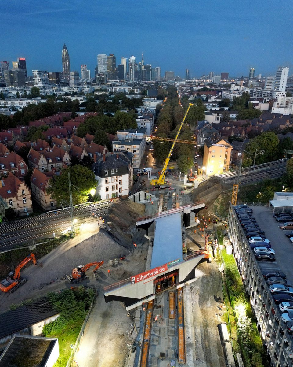 Nach Jahren der Vorbereitung ist der Einschub einer neuen Fuß- und Radverbindung im Gallus geglückt! 🔗 🚴‍♀️ 🚶‍♂️ 

Das vorgefertigte Bauwerk  macht es möglich, den Homburger Bahndamm in Zukunft durch eine Unterführung zu passieren 👉 t1p.de/ov6l1

📸 ASE/Dieter Fehrenz