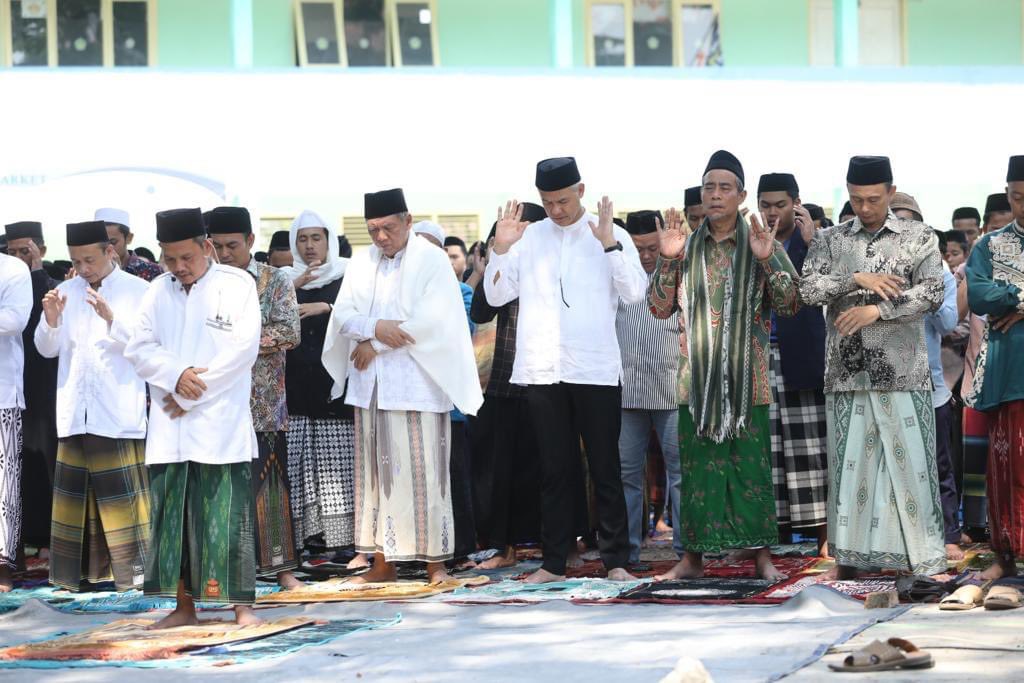 Kemarau Panjang, Ganjar dan Ulama Khos Cianjur Gelar Salat Istisqa’

Bakal calon presiden (bacapres) 2024, Ganjar Pranowo bersama para ulama khos Cianjur dan ratusan santri salat istiska di lapangan Ponpes Al Ittihad Cianjur, Kamis (5/10). Salat Istisqa’ digelar untuk meminta