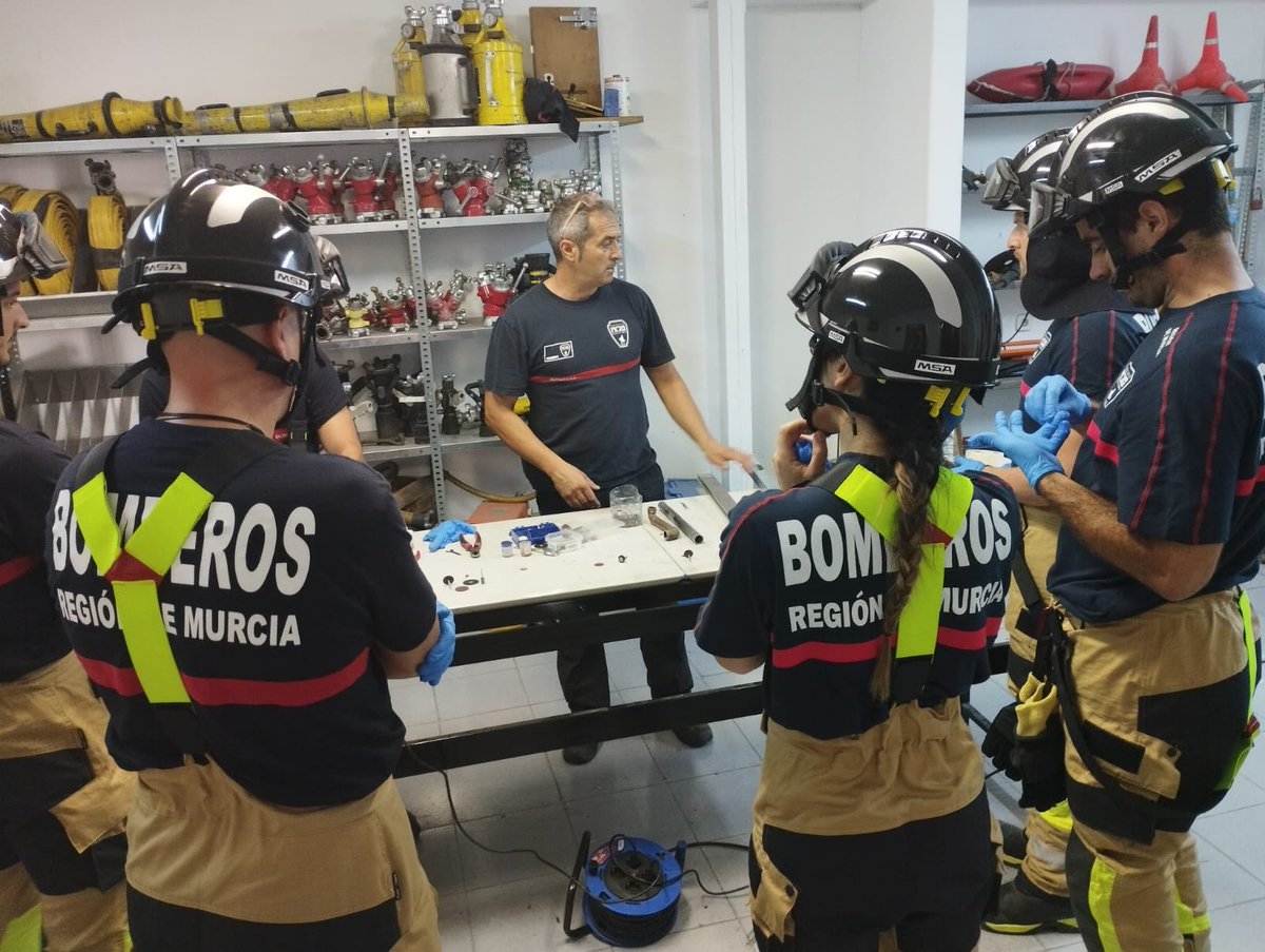 112rmurcia's tweet photo. Los 43 bomberos conductores incorporados a @BomberosCEIS_RM han comenzado su “academia” y ya reciben formación sobre equipo individual, herramientas, comunicaciones…

En este período adquieren los conocimientos y habilidades para el óptimo desempeño de sus funciones. https://t.co/q8dK19YCiI