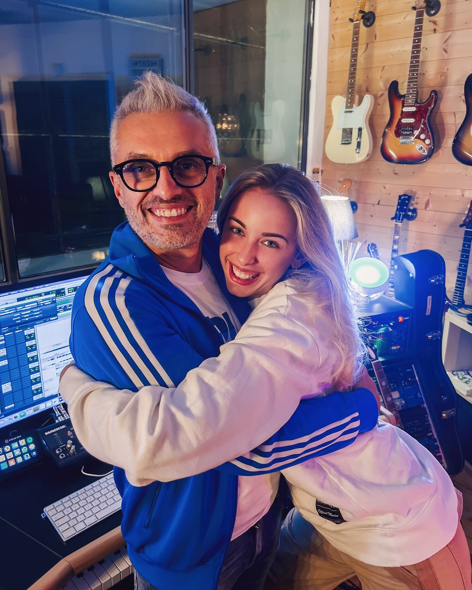 gretaraymusic's tweet photo. Continuate a lavorare al nuovo singolo con la squadra perfetta 🎶💙
@gretaraymusic
•
#gretaray #gretarayofficial #filadelfocastro #maxcenatiempo #stefanopiavani #greyscompany #beatfactory #artist #singer #cantante #newmusic #musica #musicstudio #newsingle https://t.co/nSRF1zV7TG
