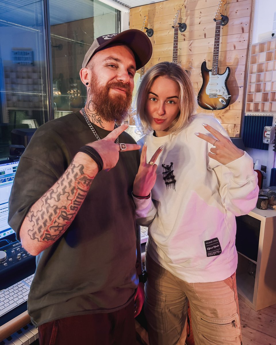 gretaraymusic's tweet photo. Continuate a lavorare al nuovo singolo con la squadra perfetta 🎶💙
@gretaraymusic
•
#gretaray #gretarayofficial #filadelfocastro #maxcenatiempo #stefanopiavani #greyscompany #beatfactory #artist #singer #cantante #newmusic #musica #musicstudio #newsingle https://t.co/nSRF1zV7TG