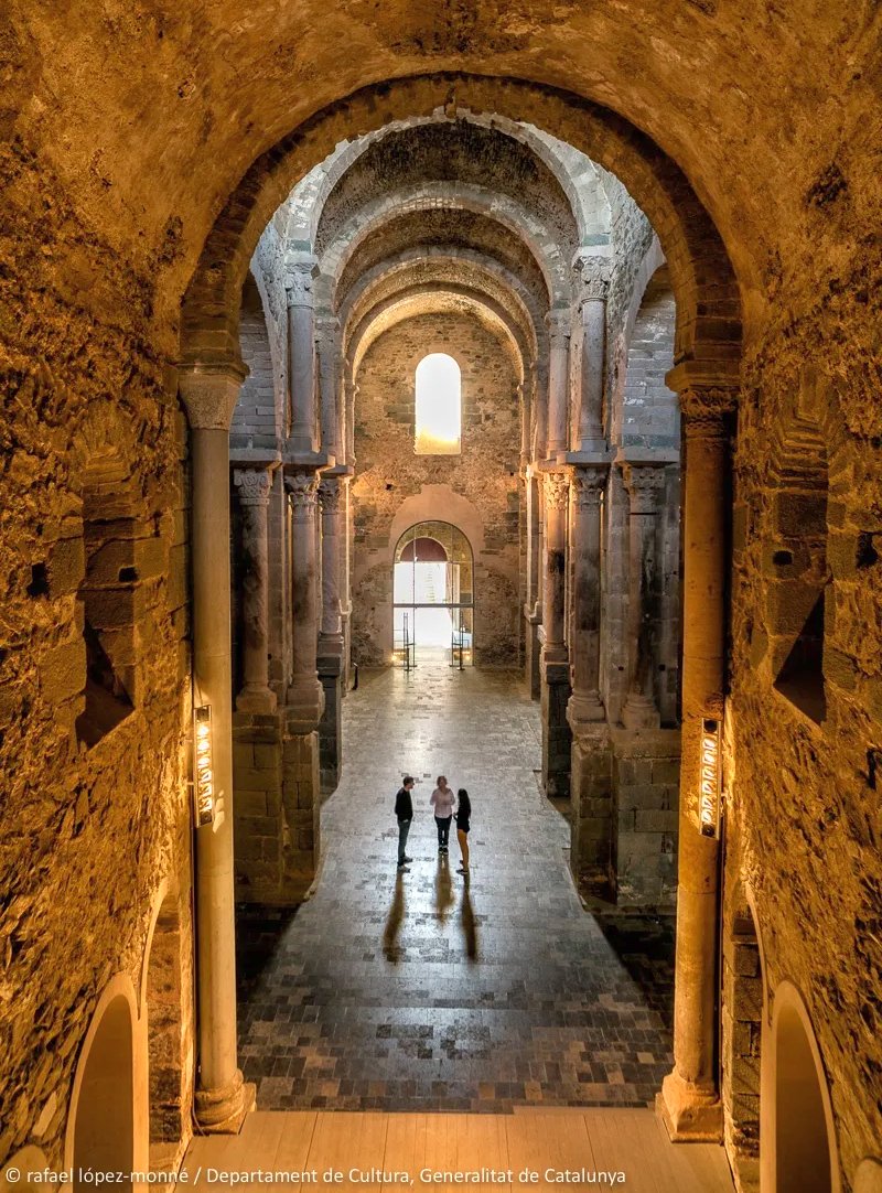 efemarq's tweet image. Una línia invisible travessa la mar Mediterrània connectant l'Empordà amb Roma: #taldiacomavui del 1022 es consagrà l'església del Monestir de Sant Pere de Rodes, l'obra més ambiciosa dels primers anys de vida de Catalunya i inspirada en la fama de la Roma "aeterna". Fil 📜📐