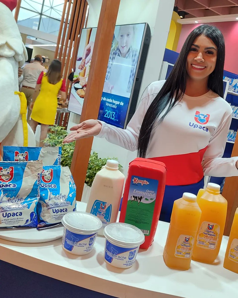 FEVIPAN's tweet photo. Así de maravilloso fue el stand de nuestros amigos de @grupomaralac con sus productos #Upaca  en #ExpoFevipan 🧡

La que más se robó el show fue la hermosa vaquita de Upaca... la más fotografiada de la jornada 🐄 https://t.co/TkMn4B3vYp