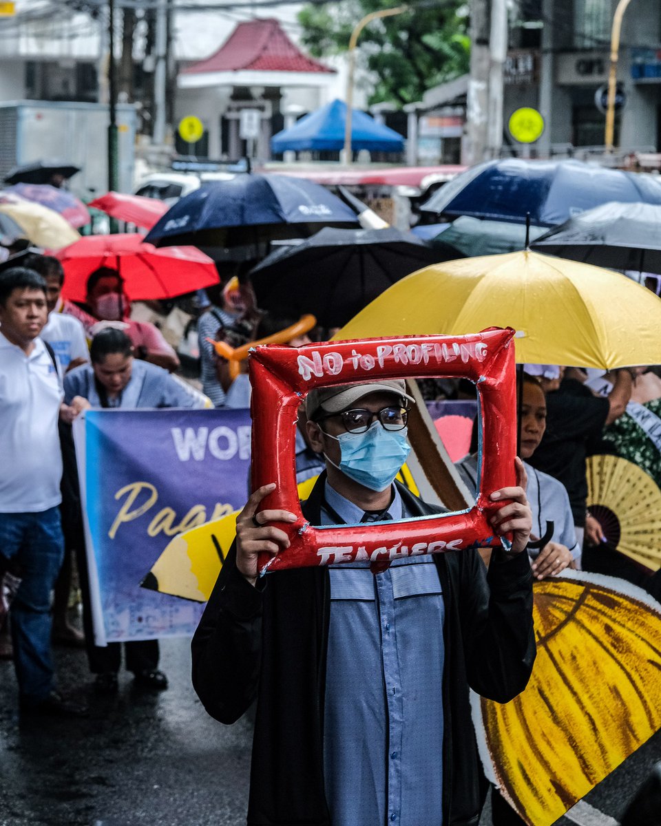World Teachers Day 2023 : The rain did not pose any hindrance as they voiced out various concerns and issues to the government. These issues included low salaries and other needs in schools.  #GoPublic #FundEducation #WTD2023

📷 Ryan Baldemor | republicasia