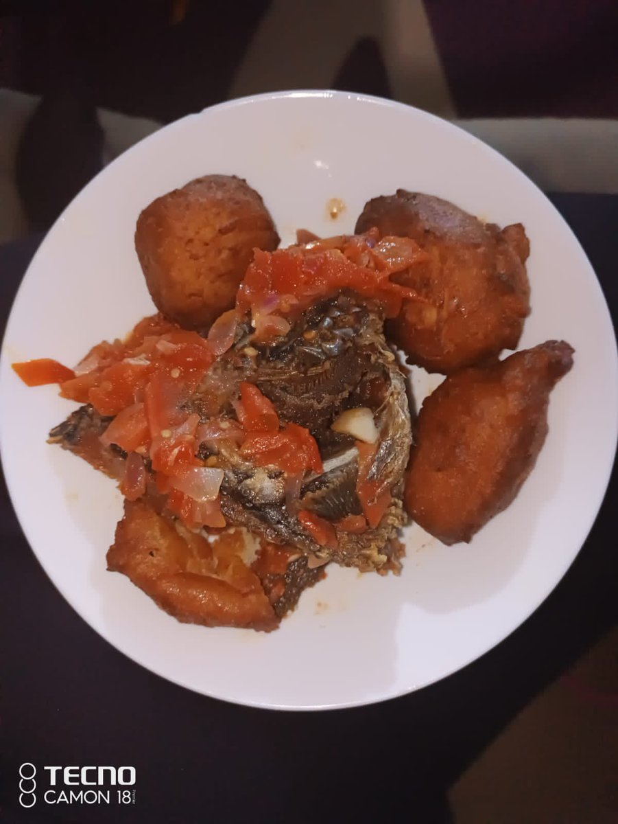 GlobalTilapia's tweet photo. A short story.😅😂

Imagine this is mandazi and fish😂😂

Kuna so many ways of eating fish kumbe!

Would you eat mandazi and samaki?🤔🧐

#foodpics #dinnerideas #plated #hehe #ordernow https://t.co/2OTI9ga4e2