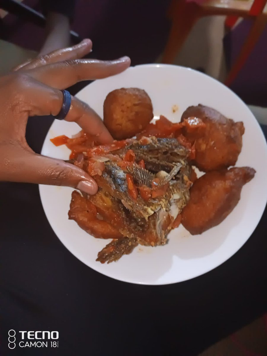 GlobalTilapia's tweet photo. A short story.😅😂

Imagine this is mandazi and fish😂😂

Kuna so many ways of eating fish kumbe!

Would you eat mandazi and samaki?🤔🧐

#foodpics #dinnerideas #plated #hehe #ordernow https://t.co/2OTI9ga4e2