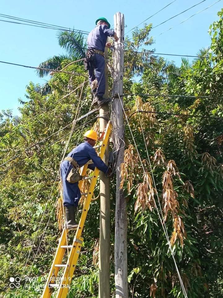 #ETECSA_RA_GUANTÁNAMO # La Brigada de Línea No 3 , realizando labores Integrales para el mejoramiento de la Planta Exterior Bernardo de Yateras. Corte de caja,argollando y poniendo en norma caja terminal, brigada el team asere,