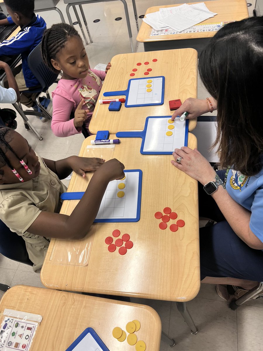 APSHumphriesES's tweet image. Differentiation in action during first grade #smallgroup lessons! #theHUMPHRIESway #aps5 #wholechild @JaronTrimble @APSHumphriesAP @STEMontheHUMP