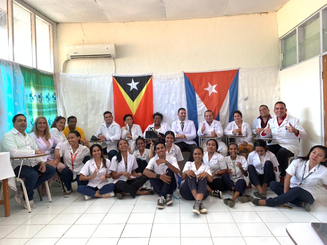 CubacooperaTlBo's tweet photo. “Nada satisface más al hombre que los éxitos que se logran con su esfuerzo y con su trabajo.” Estudiantes de 6to año de Medicina del Núcleo Docente #Maliana realizan terminación de la carrera con resultados satisfactorios. Formando nuevas generaciones de #Galenos en #TimorLeste🇹🇱 https://t.co/PnU2lE4VU6