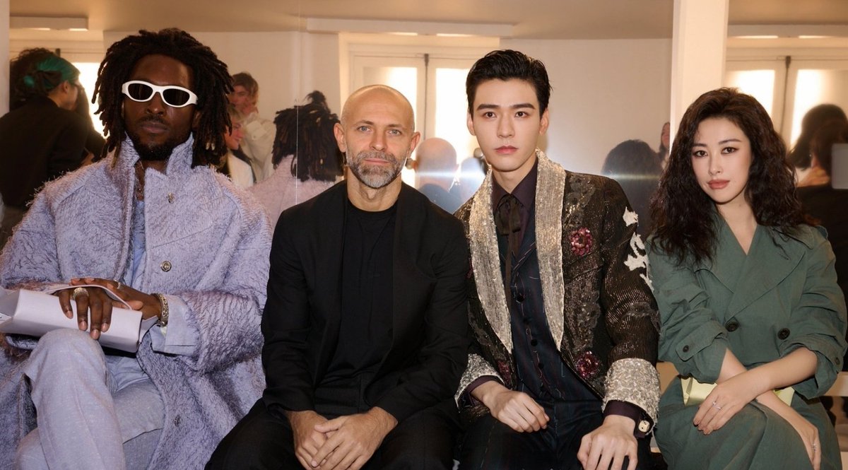 #GongJun #ParisFashionWeek #PFW 

1st time in Paris &amp; meeting with:

~ Delphine Viguier-Hovasse(International General Manager of L'Oréal Paris)
~ Designer Elie Saab
~ Renzo Rosso(President of OTB Group, parent company of Maison Margiela)
~ Stefano Rosso(Maison Margiela Chairman)