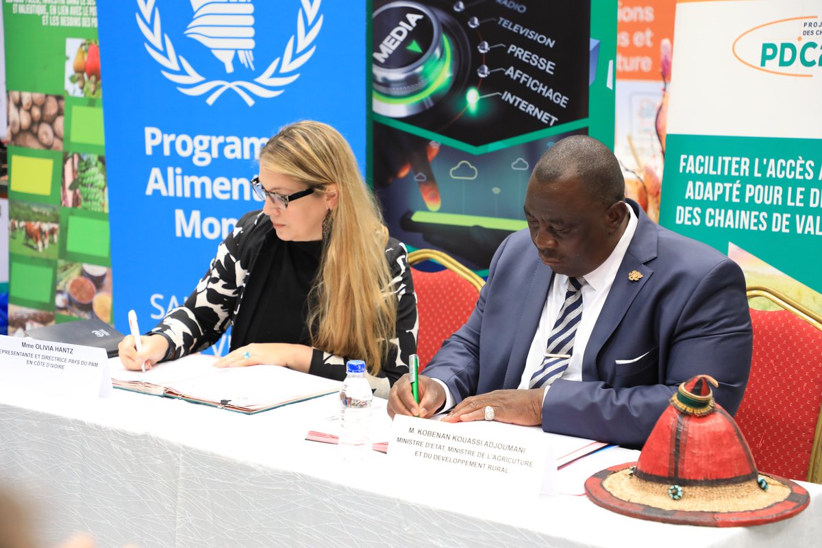 WFP_Cotedivoire's tweet photo. #goodnews ✍️
📢@WFP_cotedivoire signs an agreement with #MEMINADER, Minister of State @Adjoumani_off, to implement an innovative project that will enhance the capacity of 70,000 #women farmers and #youth to adapt to #climatechange in northern Côte d’Ivoire 🇨🇮 financed by @theGCF. https://t.co/oUHnAzaEMc