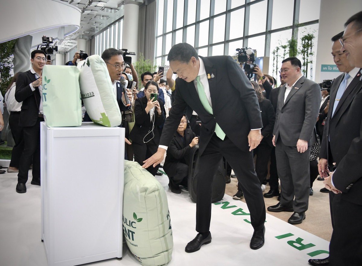 Thavisin's tweet photo. รัฐบาลได้ออกมาตรการทางการเงินกว่า 450,000 ล้านบาท ในการลงทุนเศรษฐกิจสีเขียวเพื่อส่งเสริมให้เกิดการลงทุนเพื่อความยั่งยืน ทุกคนมุ่งหวังการเปลี่ยนประเทศไทยสู่สังคมคาร์บอนต่ำ แต่ต้องยอมรับว่ายังมีประชาชนอีกมากที่เข้าไม่ถึงแนวคิดนี้ ดังนั้นเราต้องสนับสนุนธุรกิจขนาดเล็ก เกษตรกร และชุมชน ให้เข้าถึงความรู้ เทคโนโลยี และต้องให้ผู้ได้รับผลกระทบจากการที่สภาพอากาศเปลี่ยนแปลงสามารถเข้าถึงเงินทุนเพื่อปรับตัวให้อยู่รอดได้ครับ

เราต้องช่วยกันลดผลกระทบจากสภาวะอากาศแปรปรวนขั้นวิกฤต ไปพร้อมกับการสร้างเศรษฐกิจให้เติบโต สร้างคุณภาพชีวิตดี ลดความเหลื่อมล้ำ และยกระดับคุณภาพชีวิตพี่น้องคนไทย ซึ่งผมมั่นใจว่าเราทำให้เป็นจริงได้ครับ หากทุกภาคส่วนมาร่วมมือกัน