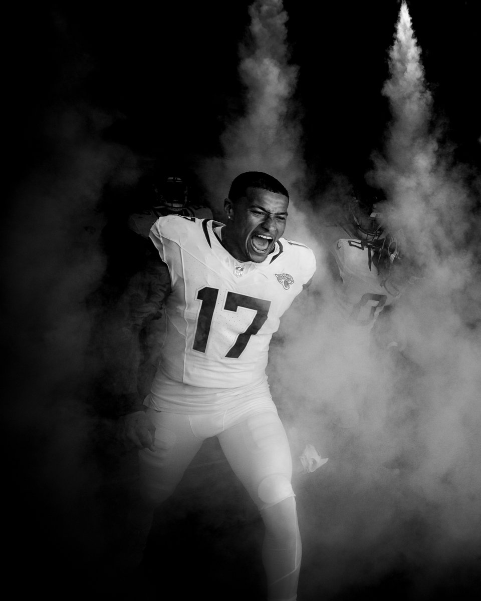 Jaguars's tweet photo. .@eazyengram among TEs through Week 4:

Tied for 1st in receptions
2nd in receiving yards
1st in yards after catch

#DUUUVAL https://t.co/YtQfO8b0cx