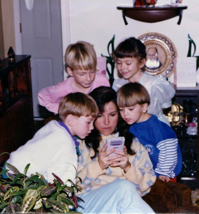 This photo from 1989 has been shared and reshared across the internet, becoming a meme and spawning fan art. A YouTuber set out to find the woman known as GameBoy Mom on Reddit. Turns out, she's from Saskatchewan. We'll meet her and her son at 8:10 a.m. youtube.com/watch?v=sFNmWM…