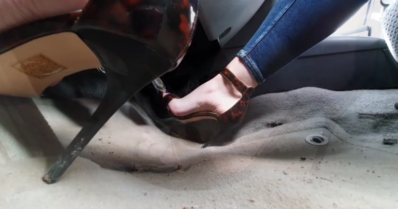 DazeOrg's tweet photo. 👠https://t.co/AKMwN5bGw2 #driving #pedalpump #Pedalpumping #ford #Modeo #archedfeet #footfetish #footpic #feetfetish #toes #archedfeet #womandriving #sandals #Highheels #Heels #drivinginheels https://t.co/sQPAhu4Yam
