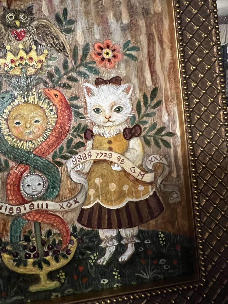 @MinaTakahei #コルメキッサよりお知らせ 鷹塀三奈個展「sanctuary」出展作品 「nostalgia」 まるで紋章のようなバランスが魅力。 向かい合う2匹の猫、太陽と月、絡み合う蛇に、TOPに梟。そして猫の顔がとびきり可愛いんです。紅茶パッケージになる予定。 #コルメキッサ #鷹塀三奈個展 #絵画 #猫 #painting