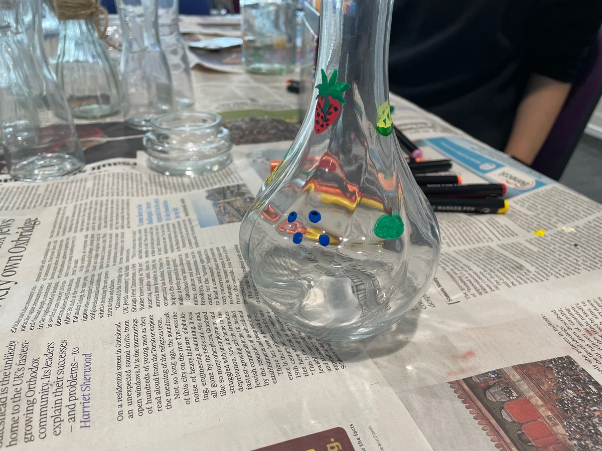 ccculibrary's tweet image. Glassware is being upcycled for #GreenLibrariesWeek! Join us for our sustainability themed #StressLess event in Augustine House 1:00-5:00pm today (although we&apos;re already open so come now!!!) @CCCUStudents