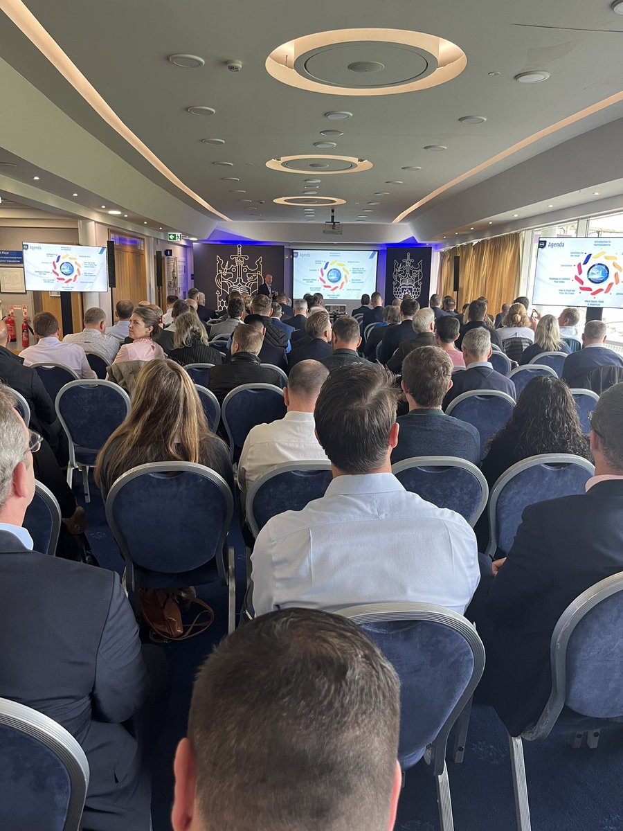 PFS_HD's tweet photo. Nice to finally meet Dean from @PortfolioMetrix as we welcome him to our @pfsconf event here in cloudy Hampshire. Looking forward to an informative session from an innovative solution. #cpd #investing https://t.co/1bld9oHsN5