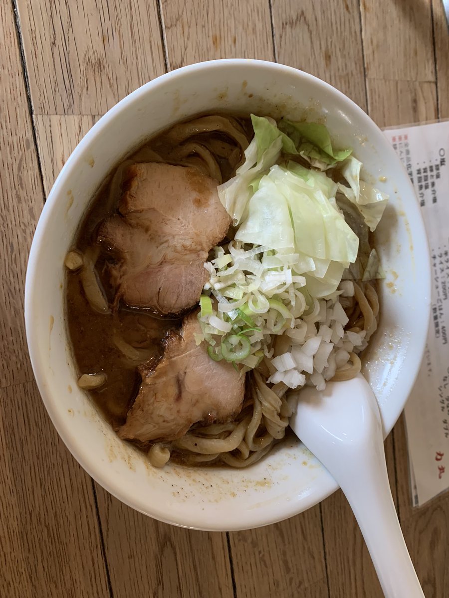 力丸@猿久保にて
ベジ豚魚介醤油 大盛
不味かったら地獄だと注意喚起があったものの大盛で注文
ベジが7割、豚が3割というスープは、3割の豚がしっかり主張する中で7割のベジが優しく包み込む味わい
ライトながら奥深いスープに手打ち極太麺が最高に美味しい