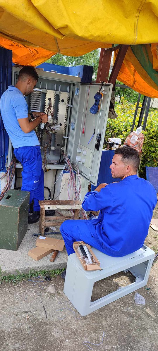 #ETECSA_RA_GUANTÁNAMO#. Continúan los trabajos de mejoramiento de los servicios en Guantánamo por la Brigada de Cable No 2. A punto el cambio de gabinete ubicado en la esquina de la Formadora.