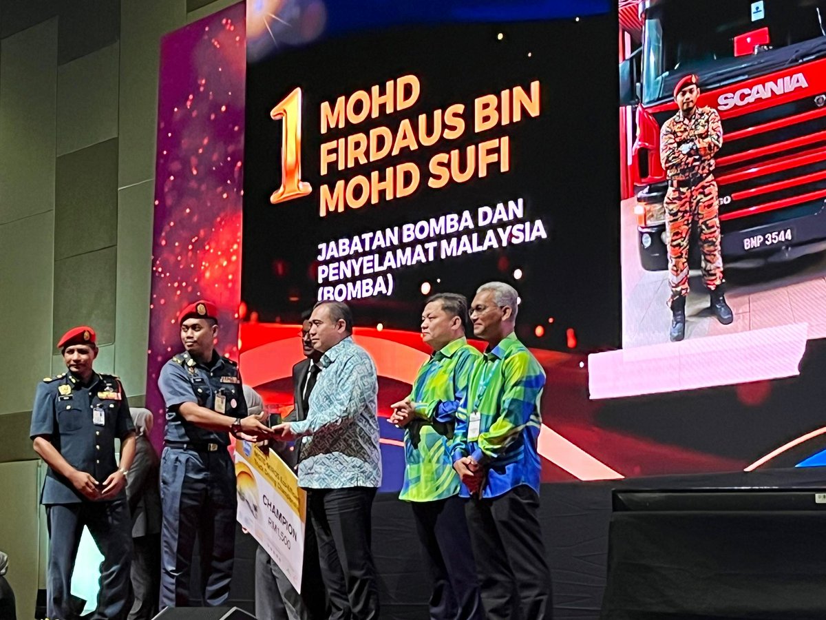 selangor_bomba's tweet photo. 5.10.23 - YS Pengarah @bombaJBPM Sel iringi PB Mohd Firdaus bin Mohd Sufi D’Majlis Anugerah Kejohanan Pemanduan Lori Eko-Efisien MGTC-MIROS 2023 (ETCC2023) bertempat di KLCC yg telah dinobatkan sebagai Juara bg kategori Jabatan Kerajaan.
#TahniahAtasKejayaan 
#BombaTheBest https://t.co/QGxl2rUPS3