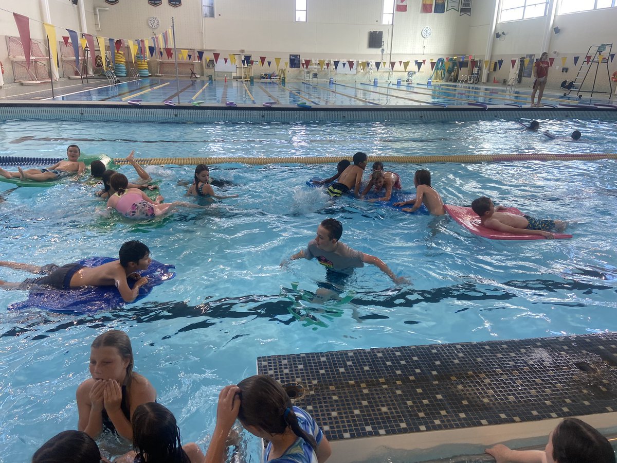 Tout le monde saute saute! @MmeMcLaughlinFI crew jumping into October with a great morning at the pool. #swimsafety @alcdsb