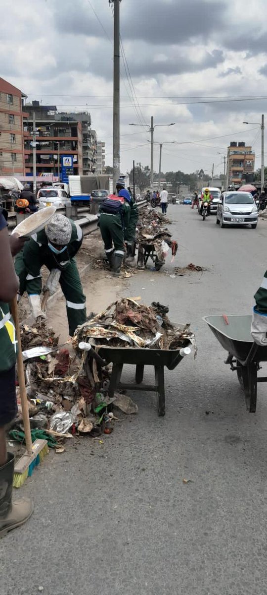 Ireenah_'s tweet photo. Our Nairobi Governor @SakajaJohnson as promised dispatched the Nairobi Green Army team consisting of 3500 youths to help clean the county in preparation for El Nino rains. https://t.co/Pa2pDhiF64