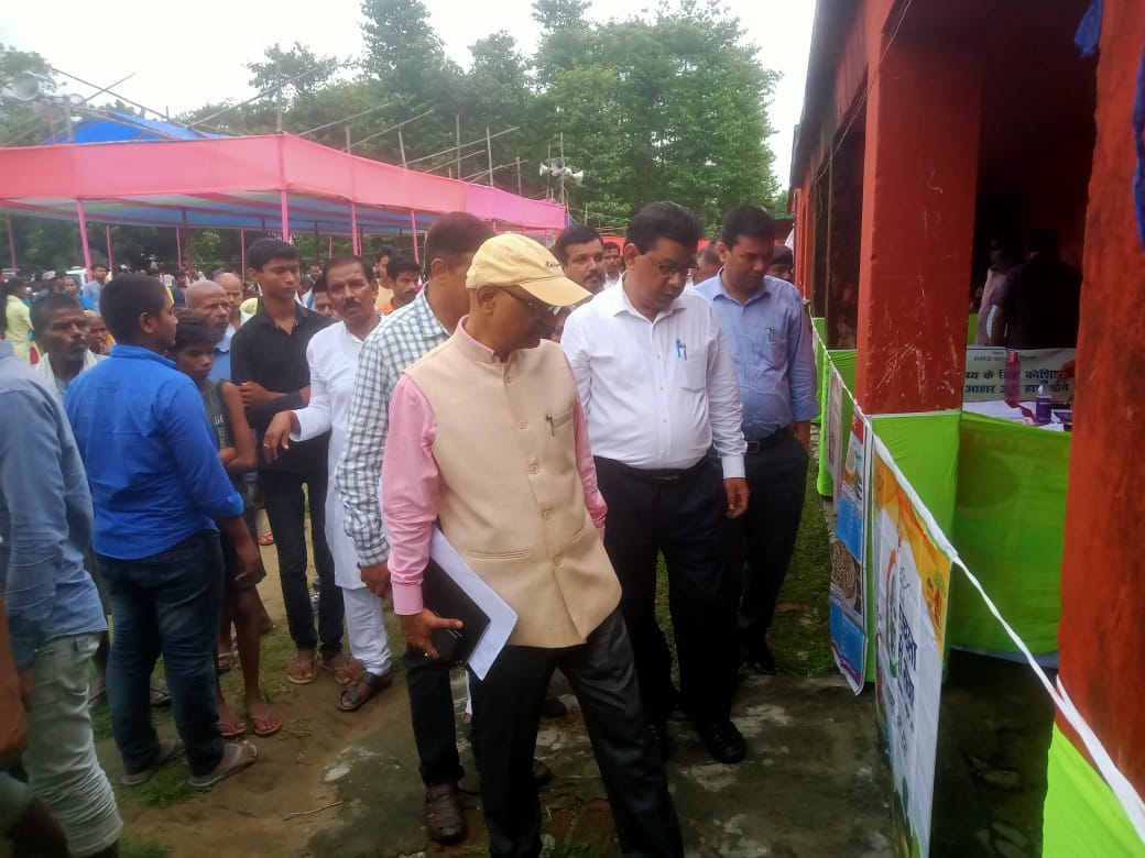 DM_Madhepura's tweet photo. श्री विजय प्रकाश मीणा (भा.प्र.से.) जिलाधिकारी, मधेपुरा के निदेशालोक में मधेपुरा जिला के सिंघेश्वर प्रखंड  के ग्राम पंचायत लालपुर सैरोपटी एवं घैलाढ प्रखंड ग्राम पंचायत चित्ती में  जनसंवाद कार्यक्रम आयोजित की गई ।  साथ ही विभिन्��� विभागों द्वारा आमजनों के लिए कैम्प भी लगाया गया। https://t.co/ERyXFRJlc7
