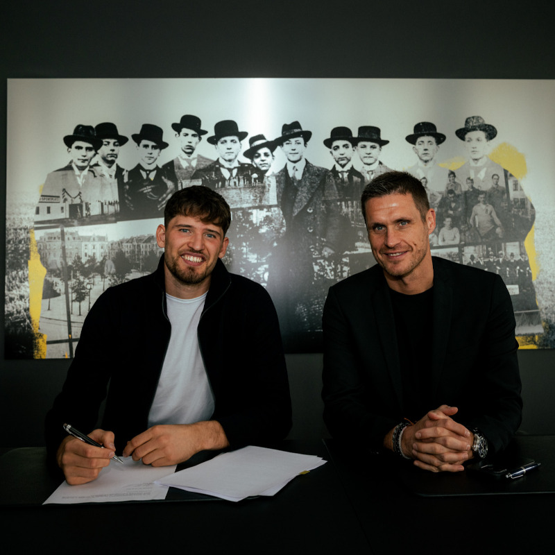 BVB's tweet photo. Greg bleibt beim BVB! 😍

✍️ Borussia Dortmund kann auch in Zukunft auf einen der stärksten Torhüter Europas bauen: Gregor #Kobel hat seinen Vertrag beim #BVB am Donnerstagmittag vorzeitig um zwei weitere Jahre bis zum 30. Juni 2028 verlängert. 🤝

🗞️ https://t.co/2wGcccrVVZ