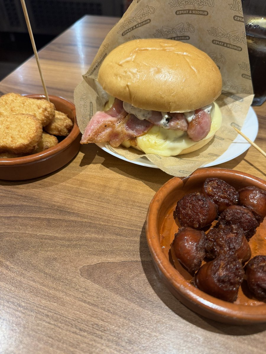 Ya estoy cogiendo fuerzas para mañana en el #detcon2023 😂 <a href="/_DETCON_/">DETCON</a> allá vamos

dar 3 abrazos a <a href="/Peritocat/">Peritocat</a> <a href="/oscarqyd/">Óscar Rosa</a> y <a href="/life4n6/">𝑬𝒏𝒓𝒊𝒒𝒖𝒆 𝑨𝒓𝒓𝒂𝒏𝒛</a> requerirá de mucha fuerza

P.d: esto no cuenta como bar, ¿o si?