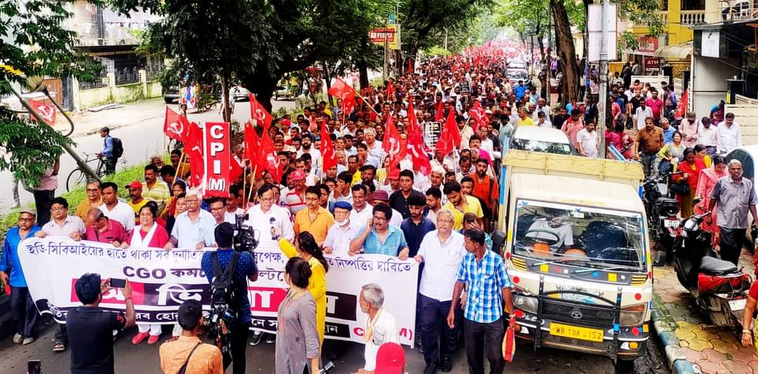 MayukhDuke's tweet photo. It did not rain, yet people flooded the streets to stop the misuse of central agencies &amp; ensure unbiased investigation under the direction of the Calcutta HC.
Today in front of the CGO complex, Salt Lake this afternoon.
#ED_CBI https://t.co/qb4RizVIaf