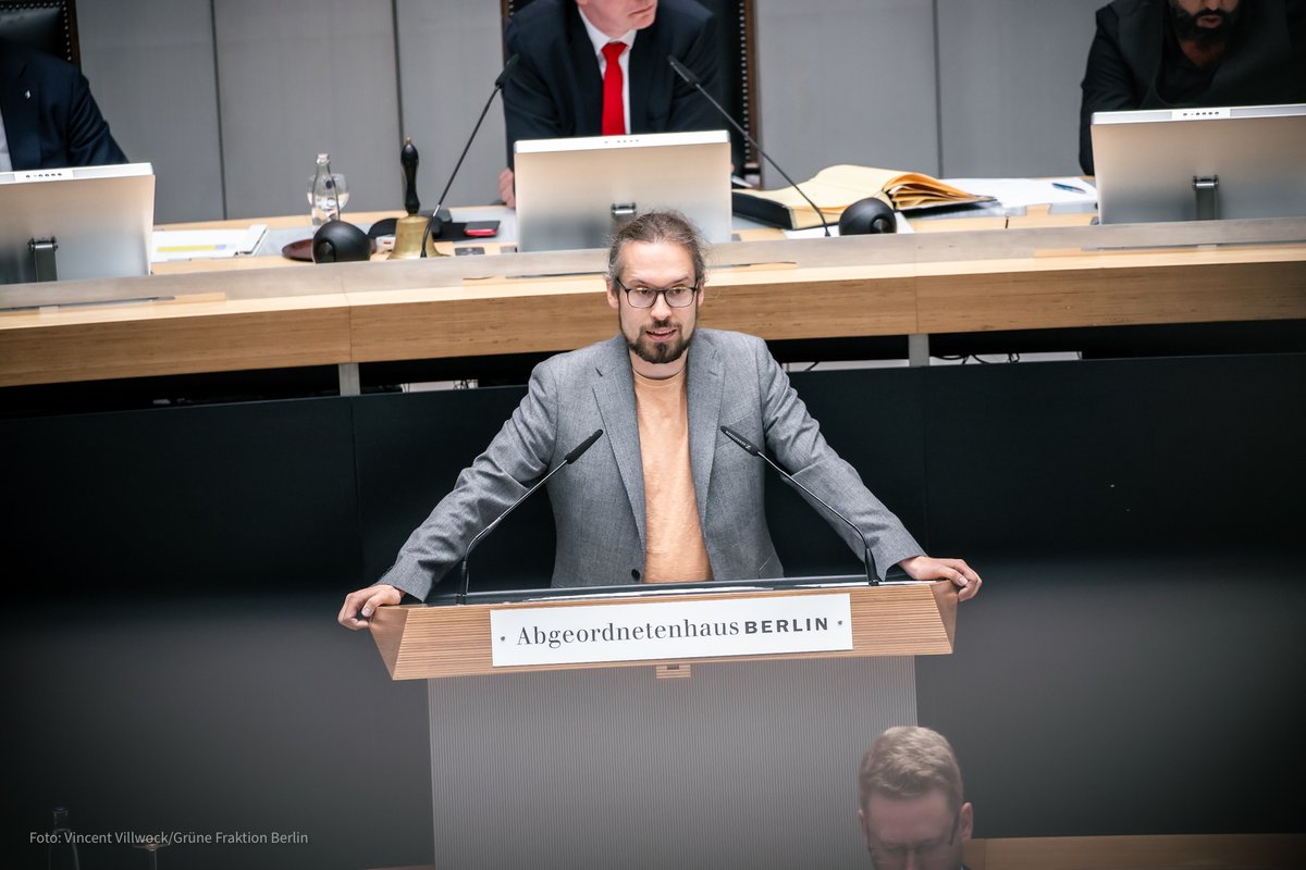 "Die #Schuldenbremse bremst vor allem Investitionen in die Stadt &amp; einen gesunden Planeten", so <a href="/andreschulze_nk/">André Schulze</a>. "Die Folgen: langsames Internet, marodes Bahnnetz &amp; Klima-Extreme. Ein niedriger Schuldenstand wird unseren Kindern auf einem toten Planeten auch nicht mehr helfen."