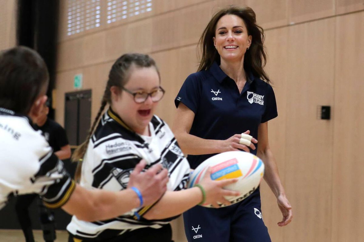 The Princess of Wales taking part in ball skills and drills with PDRL (Physical Disability Rugby League) and LDRL (Learning Disability Rugby League) players, alongside students from Hull FC's Centre of Excellence 🤍