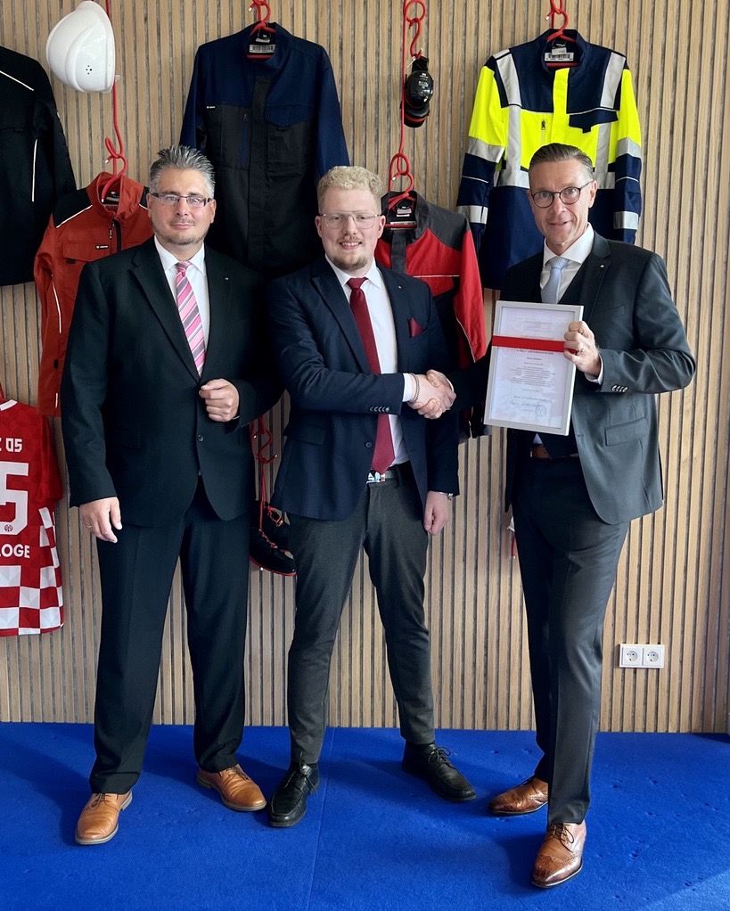 Marco Kendzior, seit Mitte 2022 Junior Verkäufer bei Mewa, hat sein 12-monatiges Juniorprogramm erfolgreich abgeschlossen. Als Anerkennung für sein Engagement erhält der 26-Jährige ein IHK-Zertifikat zum geprüften Verkäufer im Direktvertrieb B2B. Herzlichen Glückwunsch! #mewatm