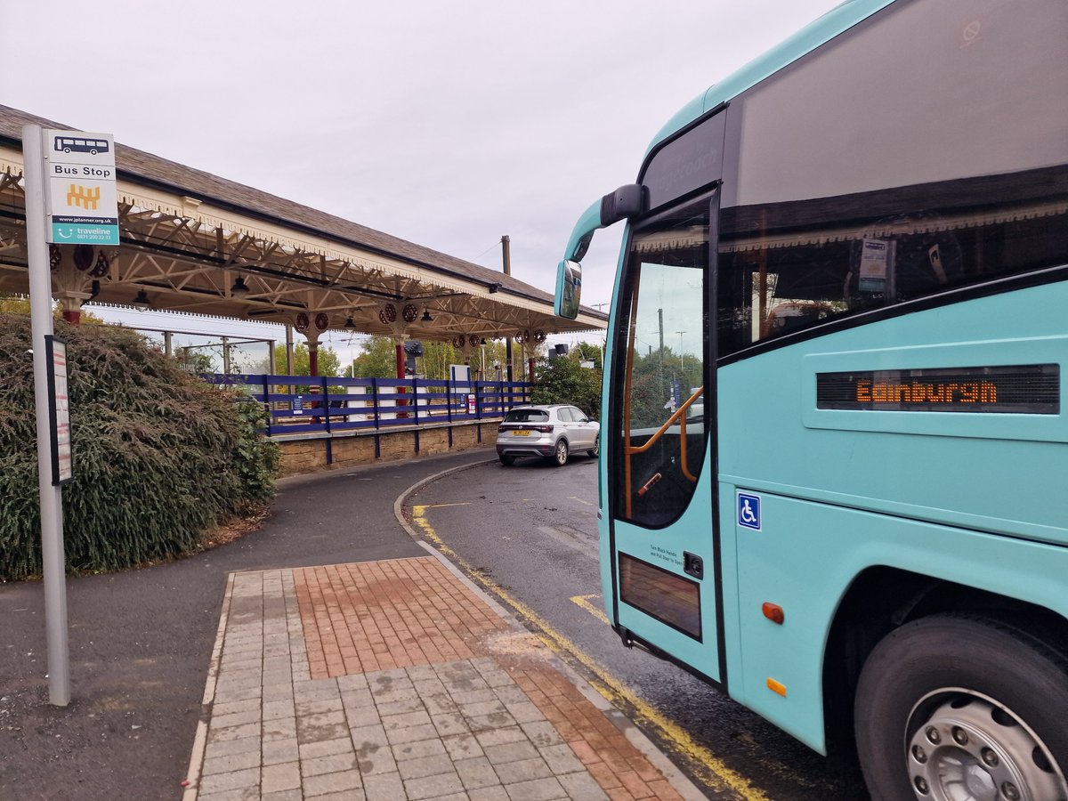Hi <a href="/northernassist/">NORTHERN 🚆</a> do you know please whether the turning circle at #Morpeth stn is your land or <a href="/N_landCouncil/">Northumberland County Council</a> highway depth?  Needs more yellow paint I feel.  Coach waiting patiently.