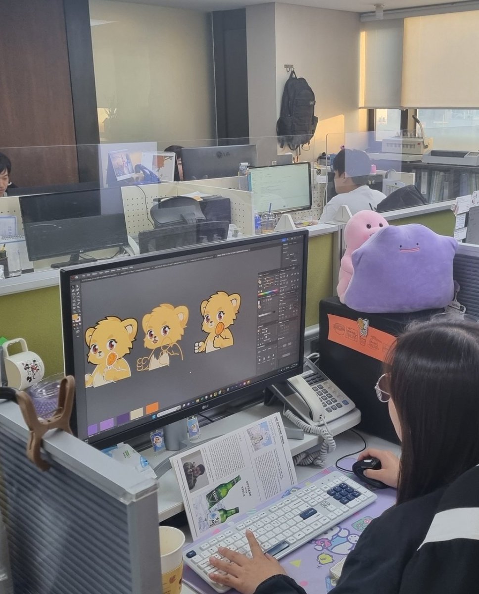 outdark's tweet photo. It was nice to see @kubzjungle in the Korean office that I finally got to visit after a long time.🙂  

I'm currently using the Kubz IP for business and I'm giving a 20% discount to Genesis and 10% to Kubz and @Yogapetz holders. 🍗🍗  

A new menu called Yogapetz is also in the making, so keep an eye out. 😁 @keung @Kakarot_F23 #yogapetz #NFT