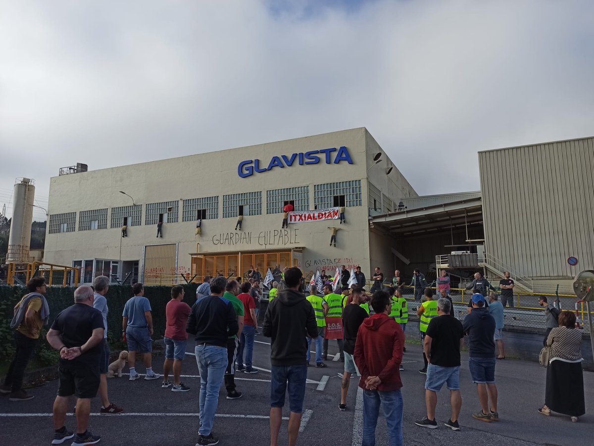 AiaraldeaGreba's tweet image. 🏭 Industria sektoreko eskualdeko hainbat langile bertaratu dira gaur goizean Autoglas-Glavistako langileei elkartasuna adieraztera. 

📍 Gaur bi kedada herrikoi geratzen dira, 16:00etan eta 18:00etan, Herriko plazatik abiatuta.

Animatu zu ere gerturatzera! ✊✊✊