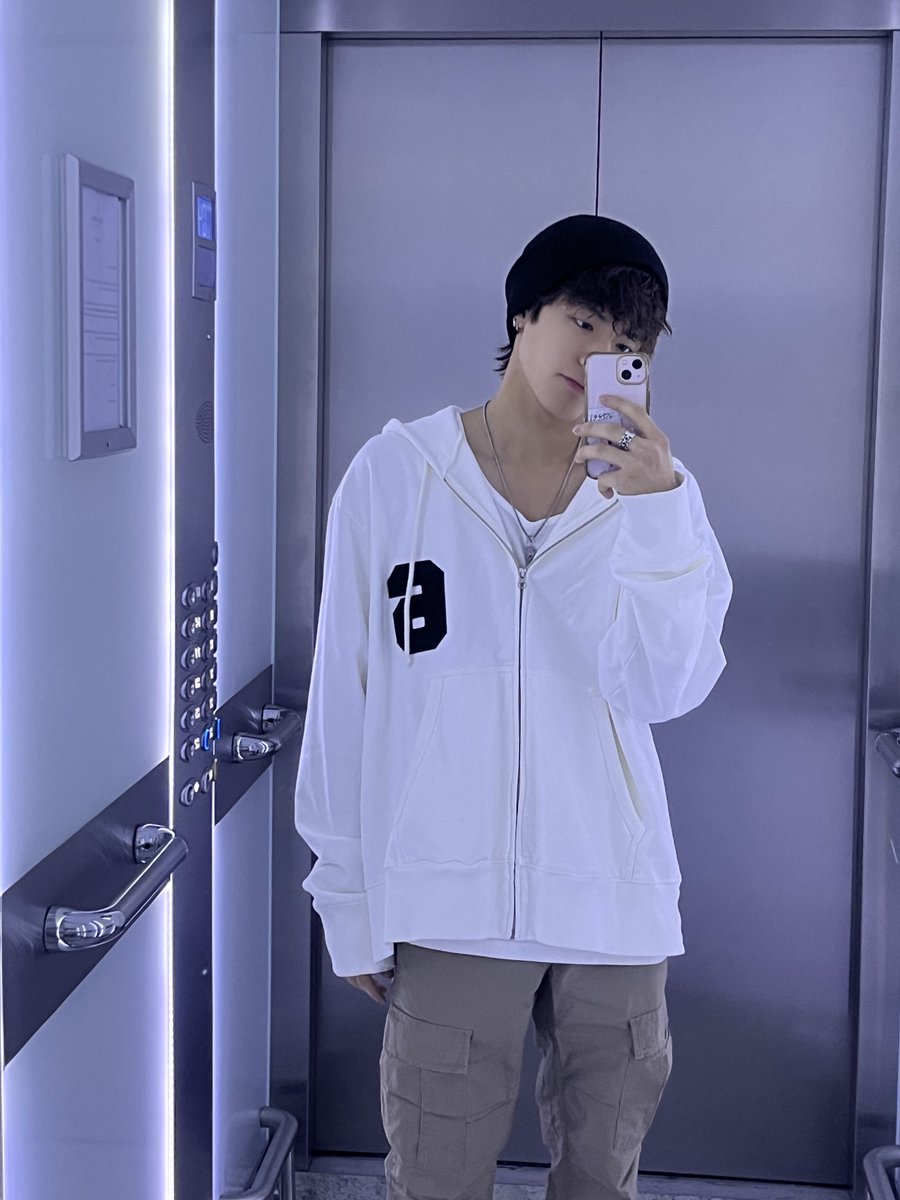 WE_THE_BOYZ's tweet photo. [ERIC] 사진들 투척! 😼📸 https://t.co/x6pWO3sCS6