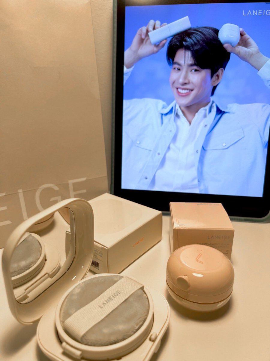 ตั้งแต่มีลาเนจก็ไม่ต้องคอยซับหน้าระหว่างวัน เพราะว่าใช้ตัว neo essential blurring finish powder เซตผิวหลังแต่งหน้า ช่วยเบลอผิวและคุมมันได้ดีมากๆ หน้าผ่องเว่อ แต่แค่ผิวสวยไม่พอ ต้องบำรุงริมฝีปากด้วย lip treatment balm ให้ปากชุ่มชื้นเป็นประกายสุดๆ ✨#laneigexmark