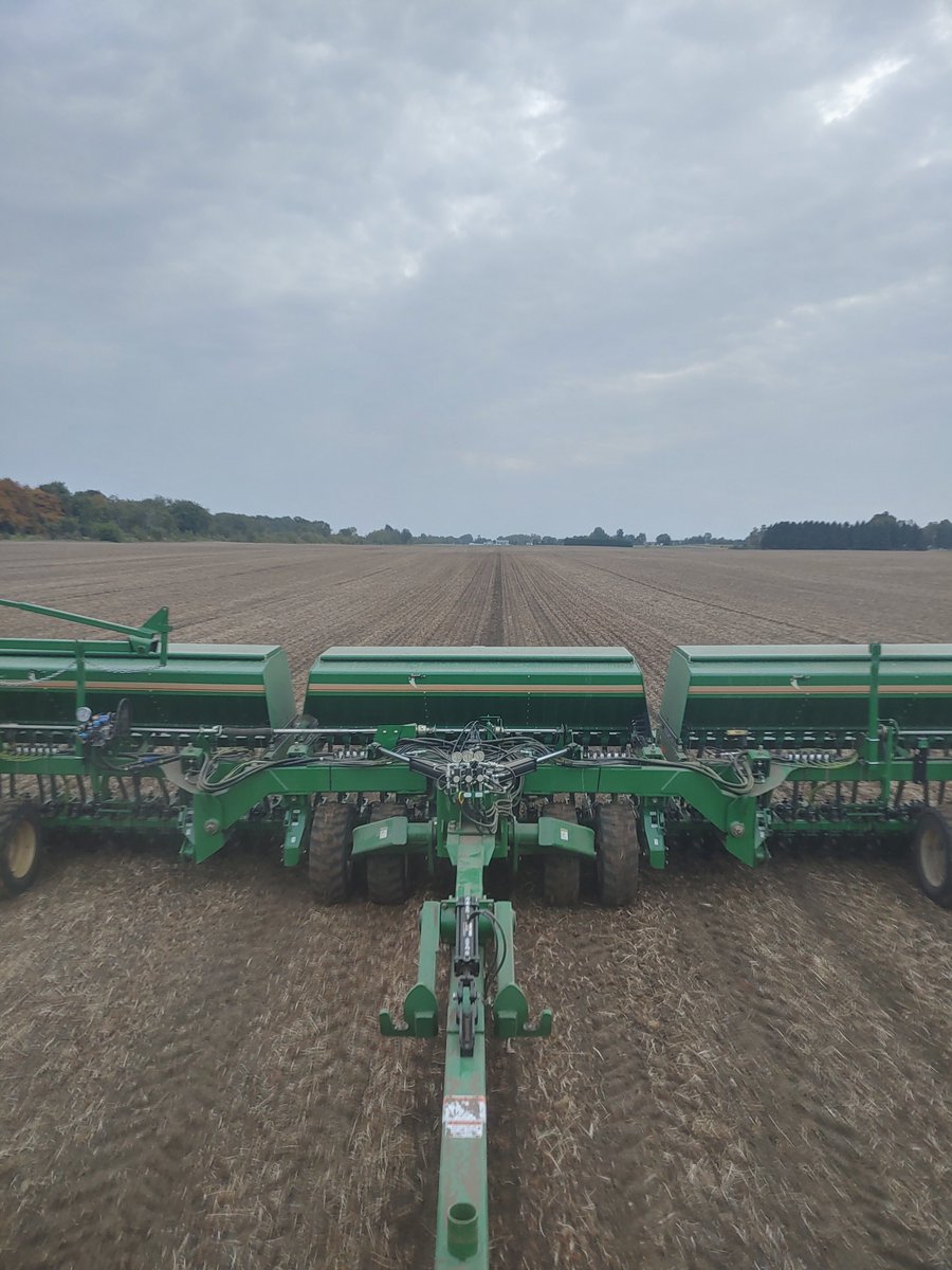 WeberFarmsLTD's tweet photo. Filled and rolling again. Pioneer 25R46 seed wheat going in. Thanks to @SWAgromart and @TimacAgroCanada for arranging TopPhos vs MESZ fertilizer trial. @TimacConnor @WheatPete https://t.co/KB7atrBuMn