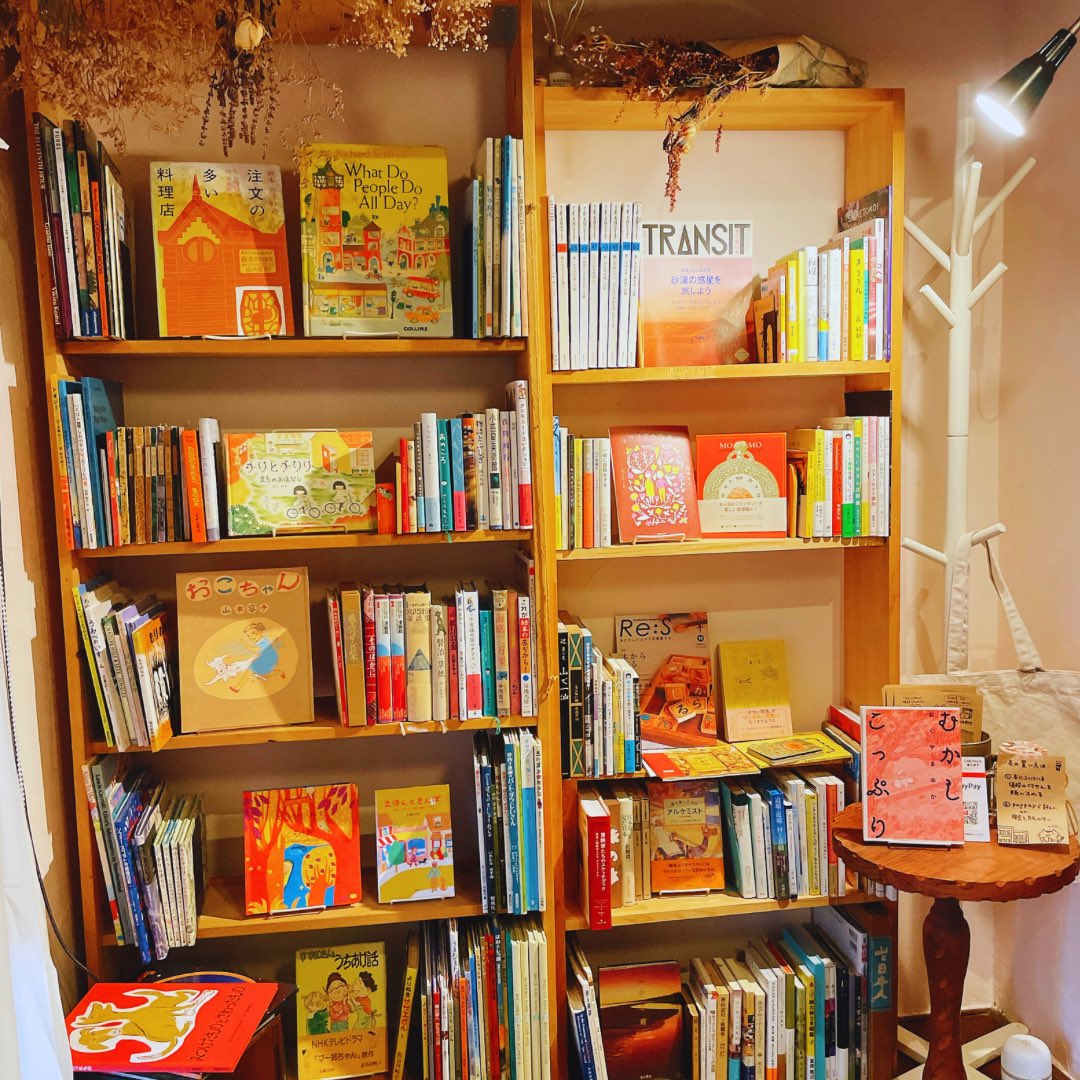 10月に入り一段と秋を感じるお天気に🍂選書を担当している古民家宿<a href="/NemaruStay/">NEMARU ほんとぐらし/長岡ねまる</a> で、本棚の衣替えへ。秋らしい色合いの本を並べてみた。

#読書宿 #本屋旅