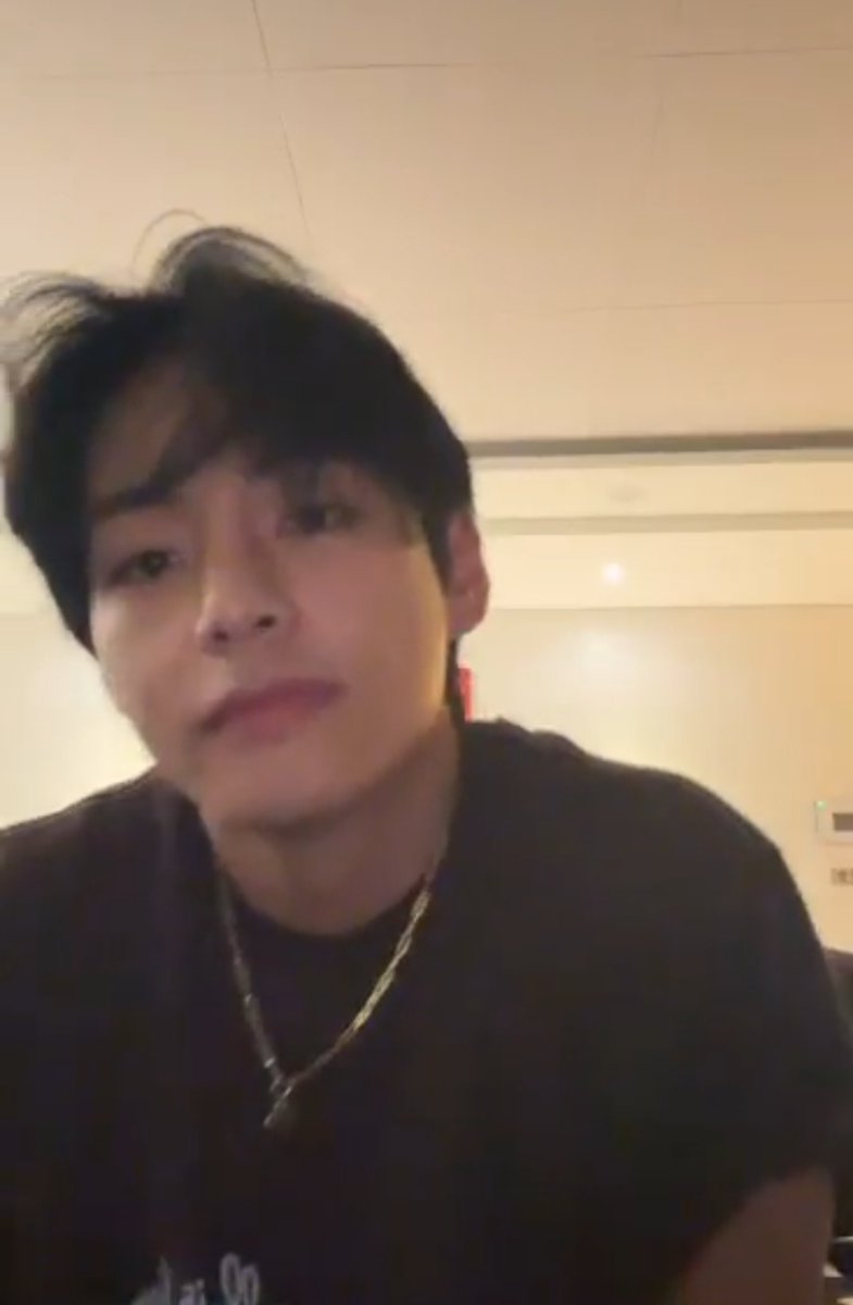 BTStranslation_'s tweet photo. 🐻 you wanna see my face?
🐻 i dyed my hair, i went back to black again https://t.co/FVJ6cU89Ad