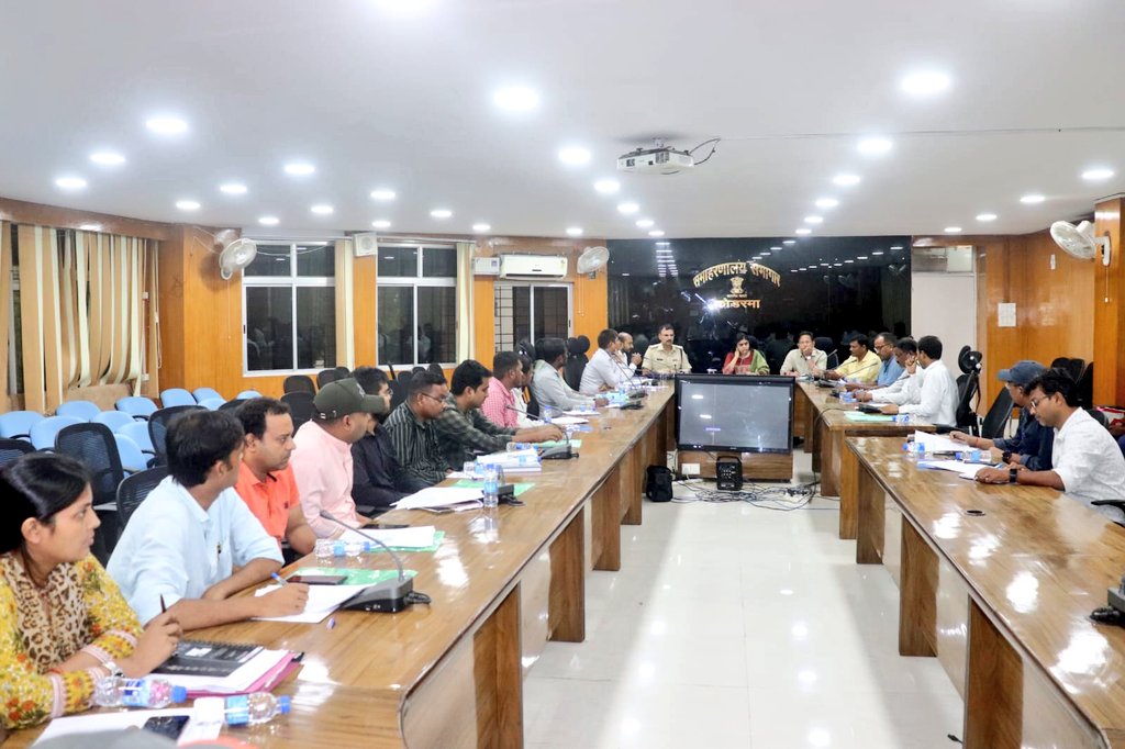 जिला स्तरीय पर्यटन संवर्धन परिषद की बैठक कर चंचालधाम पहाड़ी, तिलैया डैम, करमा बाबा धाम, घोड़सीमर, झारणकुण्ड व कई अन्य स्थलों के विकास हेतु योजनाओं पर विचार-विमर्श किया। 
<a href="/JharkhandCMO/">Office of Chief Minister, Jharkhand</a> <a href="/prdjharkhand/">IPRD Jharkhand</a> <a href="/VisitJharkhand/">Jharkhand Tourism</a>